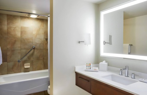 Honolulu Resort | Hilton Hawaiian Village Studio - Many Dates Available!