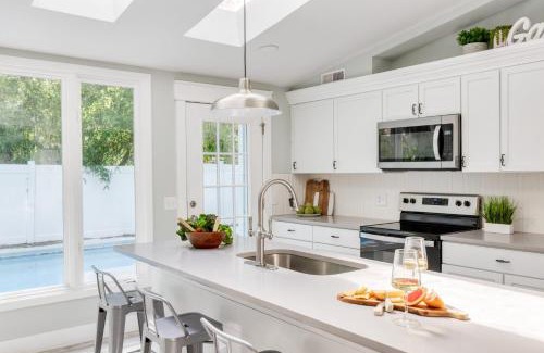 North Forest Beach House | Hilton Hideaway by AvantStay Private Pool Walk to Beach