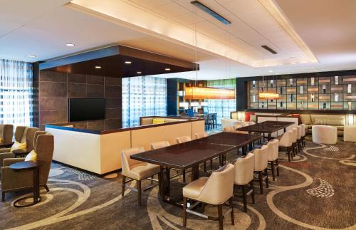 Waldron Hotel | Hilton Kansas City Airport