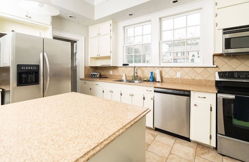 Columbus House | Hilton's Luxe Retreat near Ft Moore & Downtown