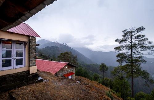 Almora House | Himalayan Paradise, Boutique room w Binsar view by Roamhome