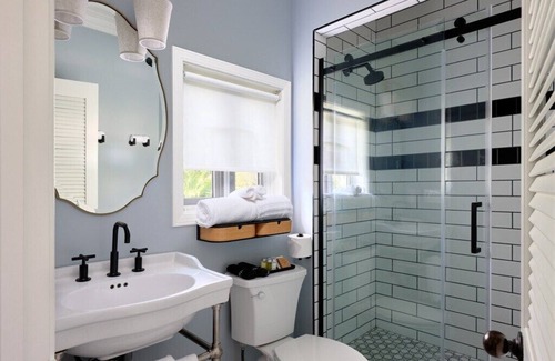 Wailuku Bed & Breakfast | Hinano Suite - Historic charm | Chef's breakfast