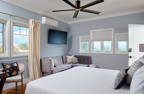 Wailuku Bed & Breakfast | Hinano Suite - Historic charm | Chef's breakfast