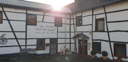 Hasenfeld Hotel | Hinter den Spiegeln