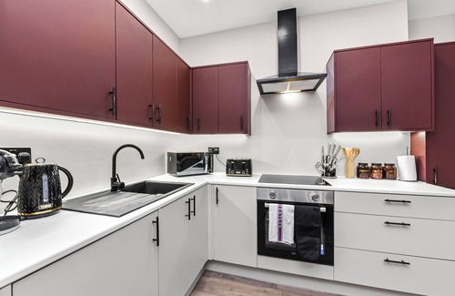 Harrow House | Hip & Happening: 4BR Urban Gem for Large Groups
