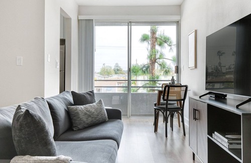 Los Feliz Apartment | Hip Hollywood Studio w/ BBQ, Pool & Gym, nr Melrose shops, by Blueground