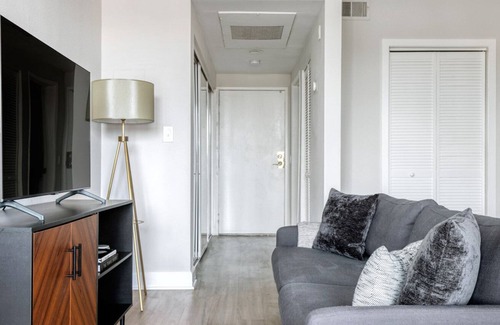 Los Feliz Apartment | Hip Hollywood Studio w/ BBQ, Pool & Gym, nr Melrose shops, by Blueground