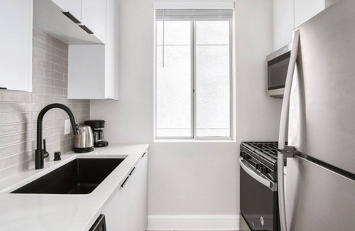 Los Feliz Apartment | Hip Hollywood Studio w/ BBQ, Pool & Gym, nr Melrose shops, by Blueground