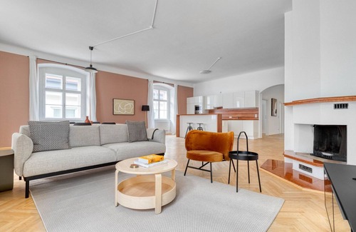 Innere Stadt Apartment | Hip Innere Stadt 2BR w/Elevator & Pvt Entry, nr U1 & U4, by Blueground