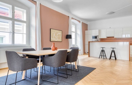 Innere Stadt Apartment | Hip Innere Stadt 2BR w/Elevator & Pvt Entry, nr U1 & U4, by Blueground