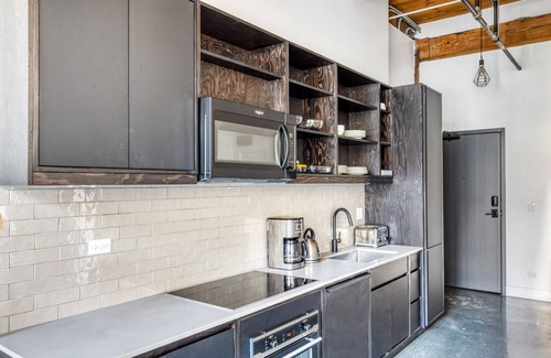 Sheffield Neighbors Apartment | Hip Lincoln Park Studio w/Lounge, Roof & Gym, near DePaul, by Blueground