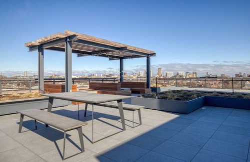 Sheffield Neighbors Apartment | Hip Lincoln Park Studio w/Lounge, Roof & Gym, near DePaul, by Blueground