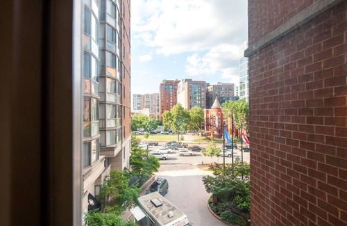 Chinatown Apartment | Hip Mt Vernon 1BR w/Gym + W/D + Rooftop, near 14th Street, by Blueground