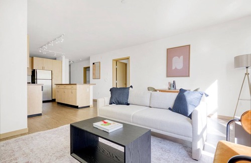 Wallingford Apartment | Hip Wallingford 2BR w/W/D & Rooftop Lounge, near 99 & I-5, by Blueground