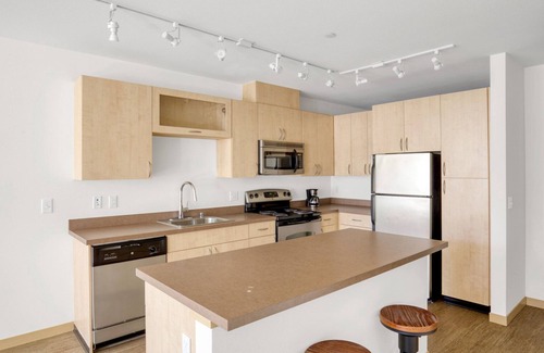 Wallingford Apartment | Hip Wallingford 2BR w/W/D & Rooftop Lounge, near 99 & I-5, by Blueground