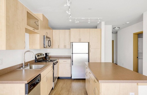Wallingford Apartment | Hip Wallingford 2BR w/W/D & Rooftop Lounge, near 99 & I-5, by Blueground