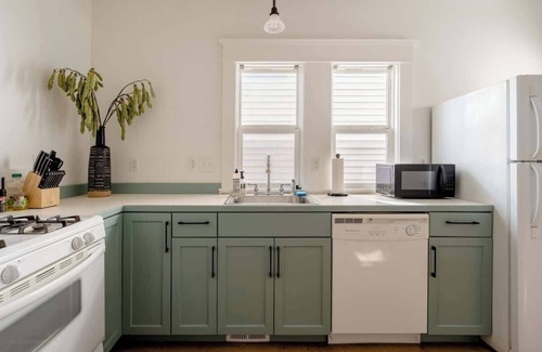 Mississippi District Apartment | Hipster Vibe Apartment - Food Carts & Live Music
