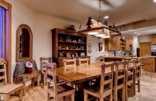 Warrior's Mark West House | His High Place: Private Hot Tub, Beautiful Views, Ski Area Access, Shuttle