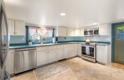 Beverly House | Historic 1686 Home Near Downtown l 5BR Retreat