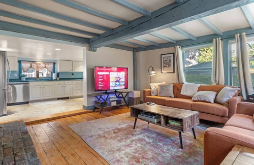 Beverly House | Historic 1686 Home Near Downtown l 5BR Retreat