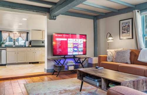 Beverly House | Historic 1686 Home Near Downtown l 5BR Retreat