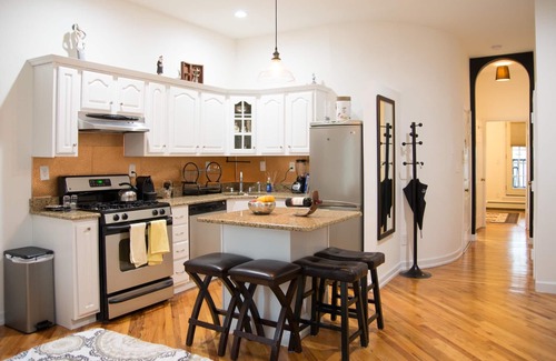 Paulus Hook Apartment | Historic 1869 Brownstone apartment 15 min to NYC downtown