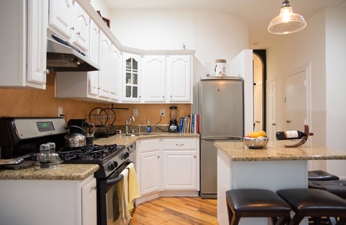 Paulus Hook Apartment | Historic 1869 Brownstone apartment 15 min to NYC downtown