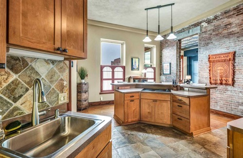 Downtown Cleveland Condo | Historic 2 Bed/2 Bath Penthouse in Downtown