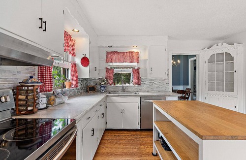 Stillwater House | Historic 2 Bed House with Fenced Yard on Quiet Street