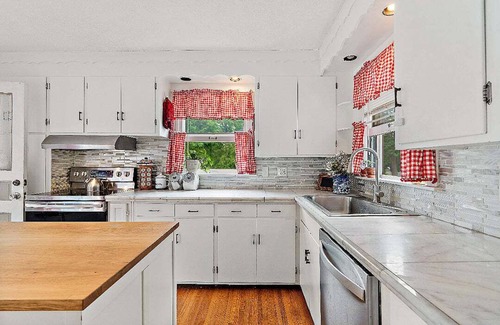 Stillwater House | Historic 2 Bed House with Fenced Yard on Quiet Street