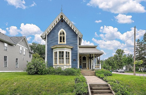 Stillwater House | Historic 2 Bed House with Fenced Yard on Quiet Street