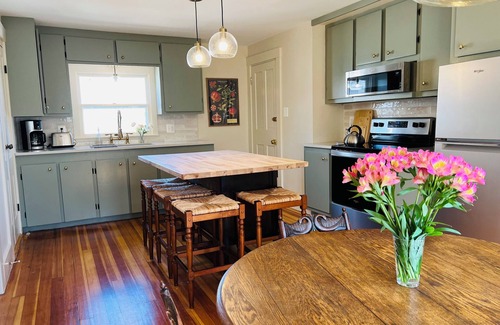 Biddeford Apartment | Historic 2-bedroom apartment with WiFi, AC in Downtown Biddeford