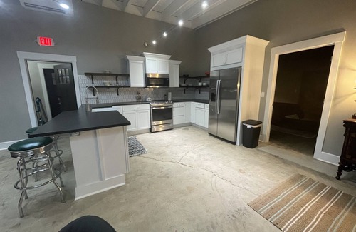 Mountain Home Apartment | Historic 2 bedroom steps off downtown square