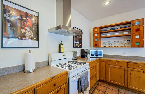 Sam Hughes House | Historic 2BD Desert Home Near the UofA with Patio, BBQ - Low Summer Rates! 🌞