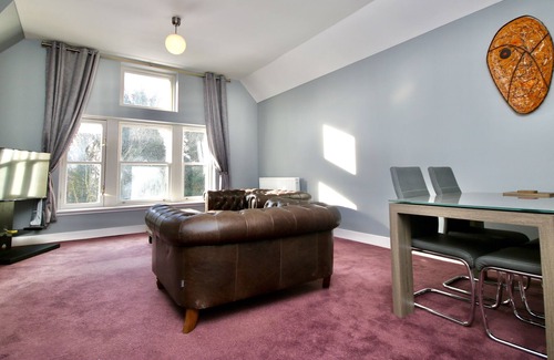 Elgin Apartment | Historic 2Bed&2Bath Apartment-Free Parking & WiFi