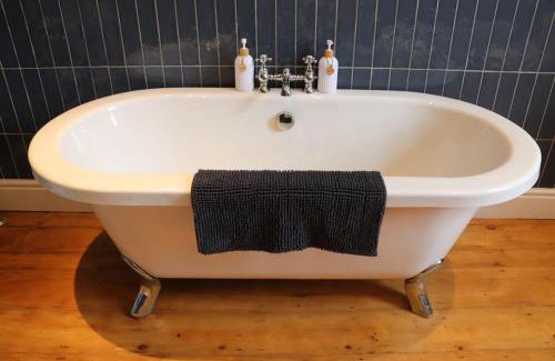 Lancaster House | Historic 3 double bed whole house by castle