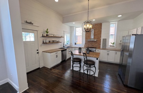 St. Louis House | Historic 3 Story Home - Sleeps 20!