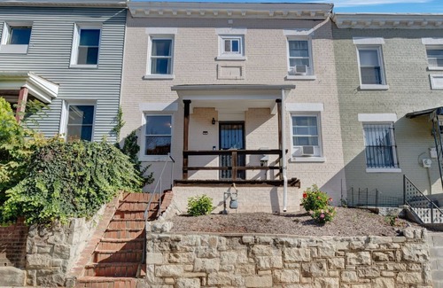 Park View House | Historic 3br Rowhouse, Short Walk to the Green Line