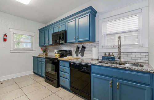 South Hyde Park House | Historic 4BR 2.5BA (5 Bed) Home: Near Parks, Museum & Country Club Plaza