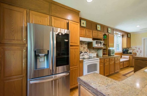 Hendersonville House | Historic 4BR Colonial w/Pool Table + Fire Pit