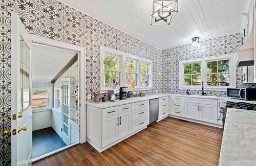 Jasper House | Historic 5 Bedroom Home Walking Distance to Downtown Jasper!