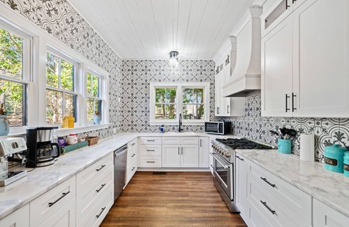 Jasper House | Historic 5 Bedroom Home Walking Distance to Downtown Jasper!