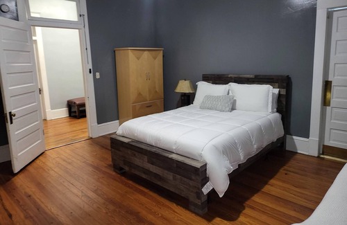 Macon House | Historic admire 3bedroom villa, design for family