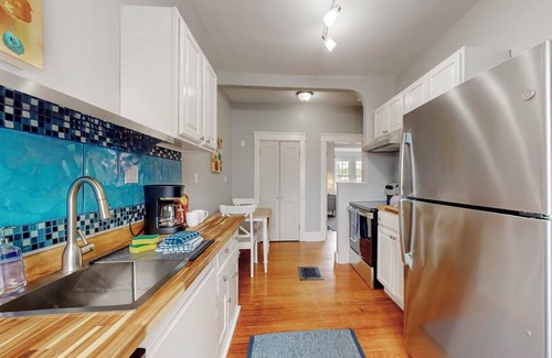 Albuquerque House | Historic Adobe Bungalow, 2bd/2ba, walk to UNM, Pet Friendly!