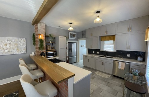 Alta Vista House | Historic Alta Vista Home-2bd 2ba + Office