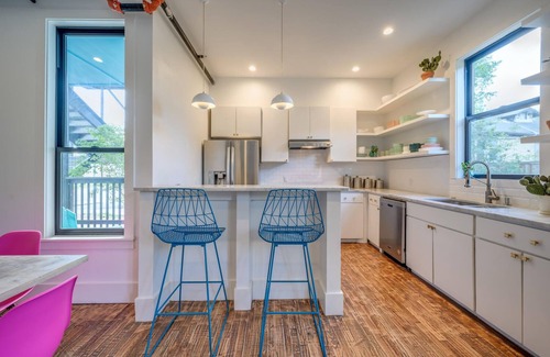 West End Apartment | Historic B&B in Heart of ATX - 3 Suites Sleeps 10