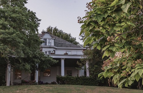 Cobden Bed & Breakfast | Historic B&B Mansion, Wedding & Event venue in the Heart of Wine Country!