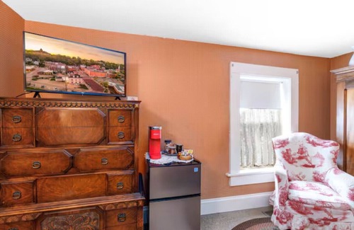 Galena Condo | Historic Briarstone Inn Queen Bedroom