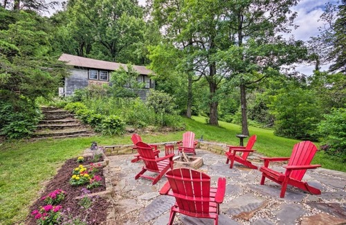 Little Switzerland Cabin | Historic Cabin in Little Switzerland w/Fire Pit-Walk to village and shops!