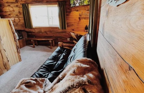 Divide House | Historic cabin with unobstructed mountain view